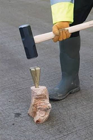 Manual wood splitting wedge for firewood