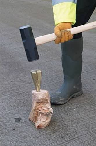 Manual wood splitting wedge for firewood