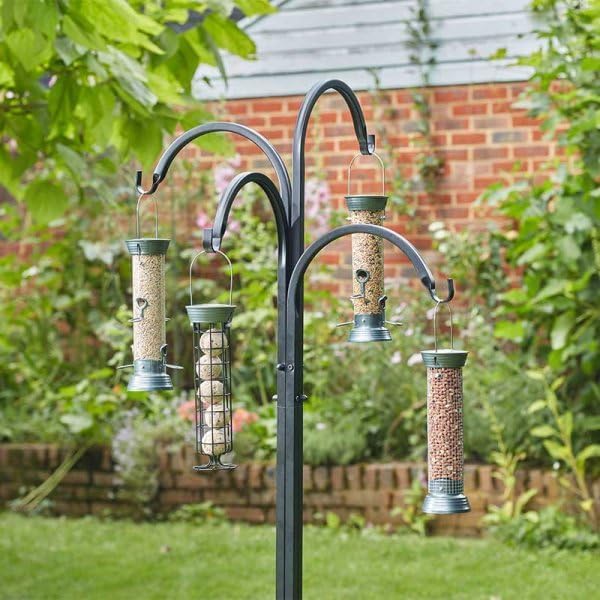 Metal hanging station for garden baskets