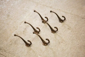 Decorative antique coat hooks for entryway organisation