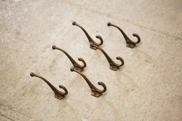 Decorative antique coat hooks for entryway organisation