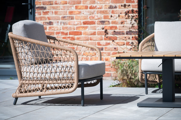 Outdoor dining set with gas lift table