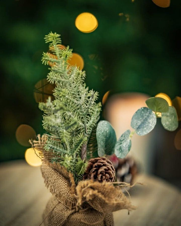artificial-christmas-tree-with-jute-bags-burlap-sack