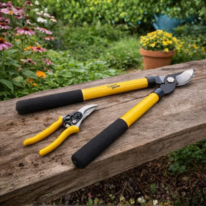 Bypass lopper and hand pruner set for gardens