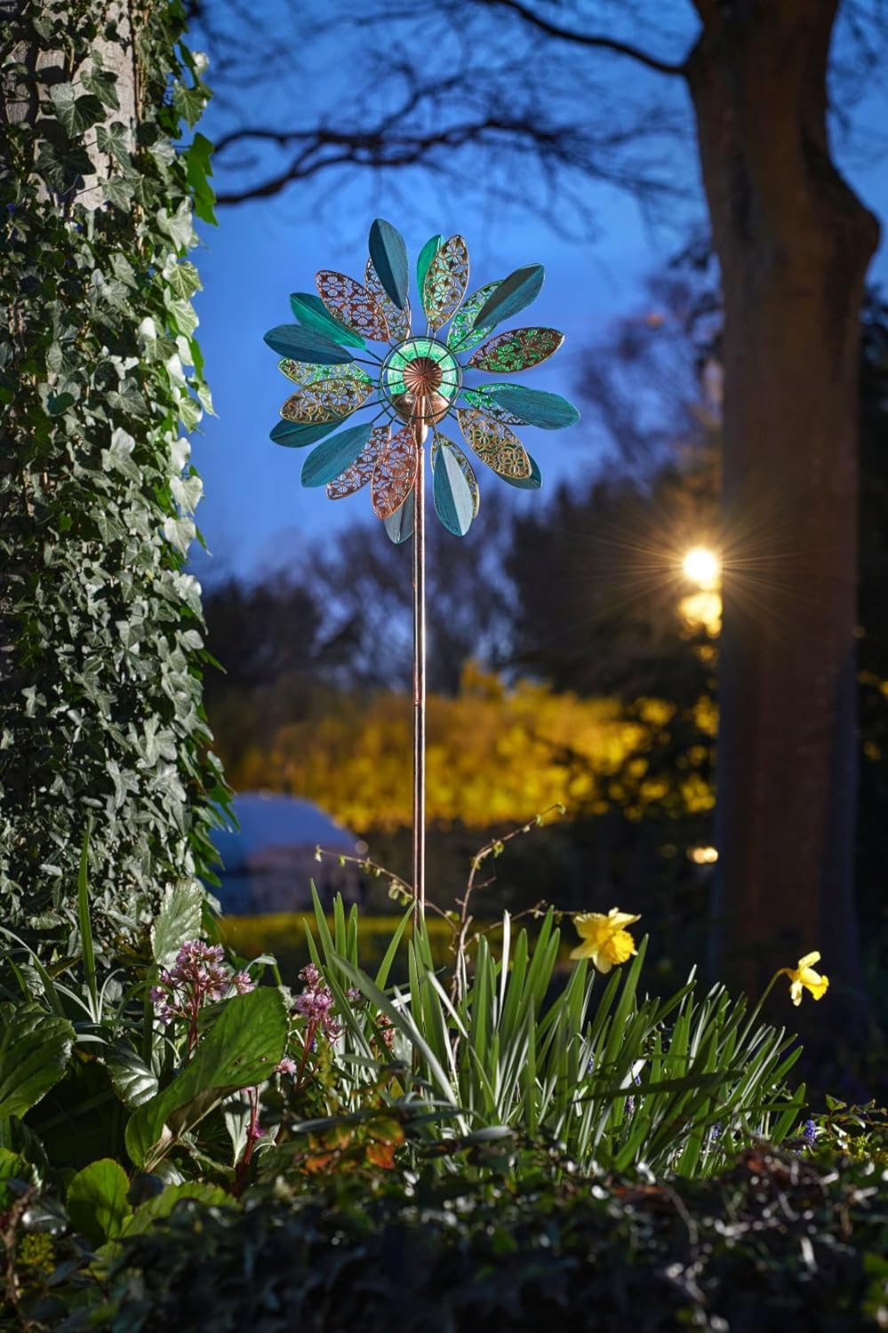 Bronze solar wind spinner with crackle glass globe