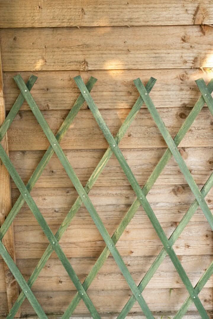 durable-expanding-wooden-trellis-sage-18x06m