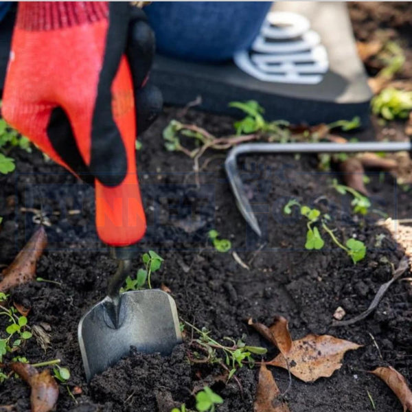Carbon steel planting trowel with pointed blade