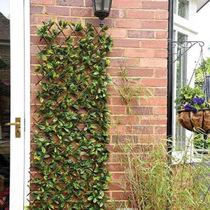 Artificial garden wall panel with leaves