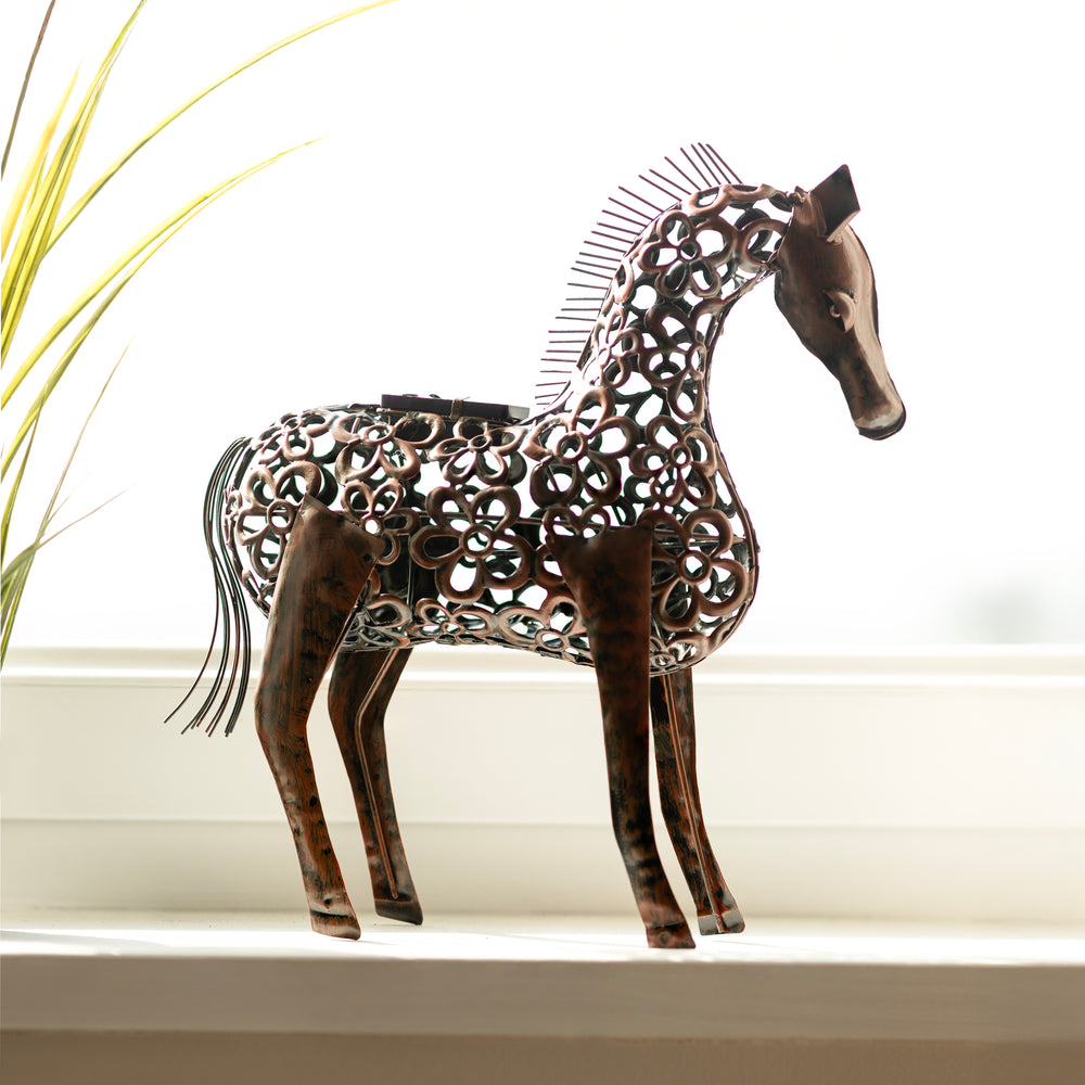 Solar light up horse garden ornament with LED lighting