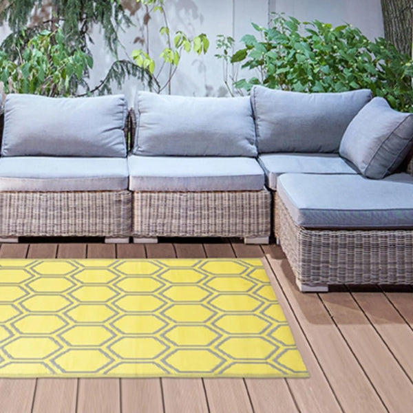 Lightweight waterproof rug for camping and beach