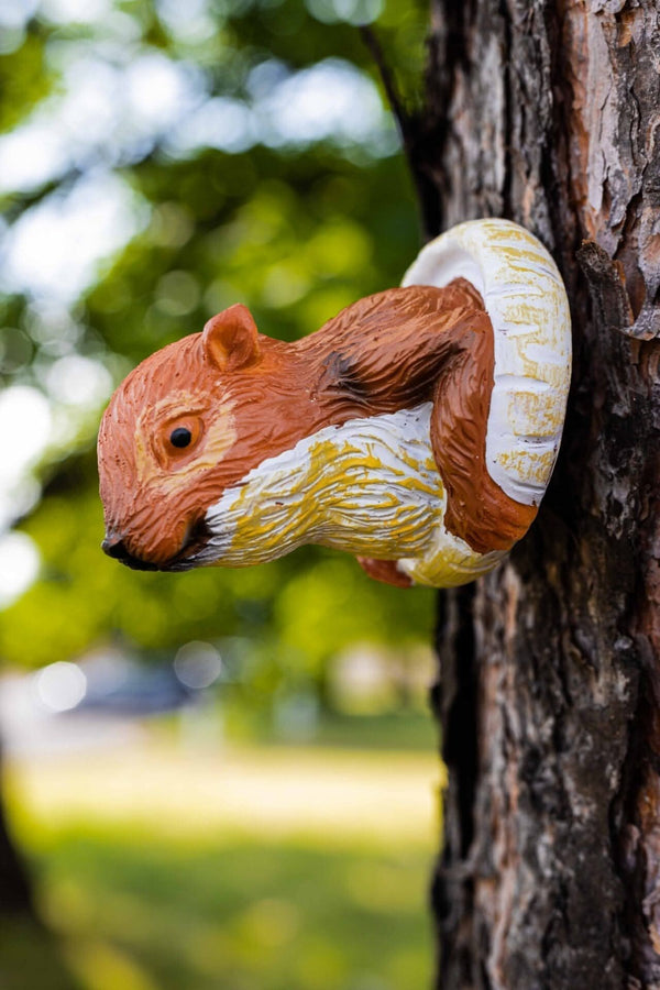 Garden squirrel ornament for balcony and flower beds