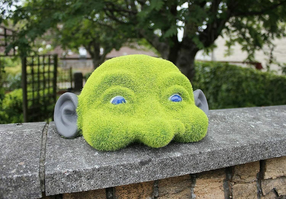 Resin hedge peeker garden ornament with grass effect