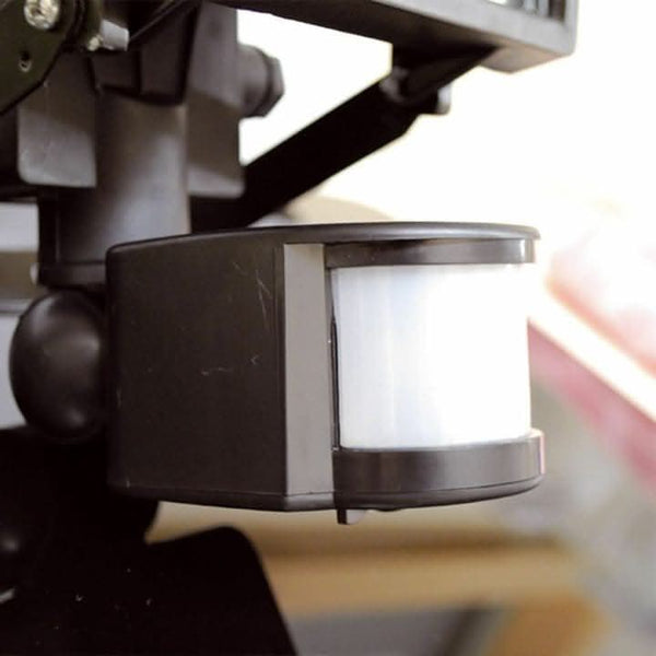 Halogen security floodlight with built-in motion sensor