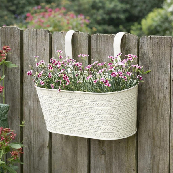 Hanging planter with fence hooks