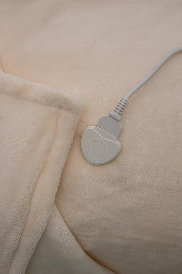 Soft fleece heated blanket with controller