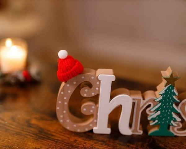 indoor-wooden-christmas-sign-decor-tree-antlers