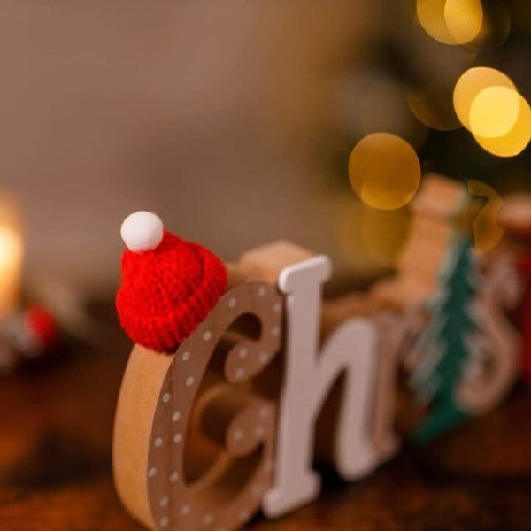 indoor-wooden-christmas-sign-decor-tree-antlers