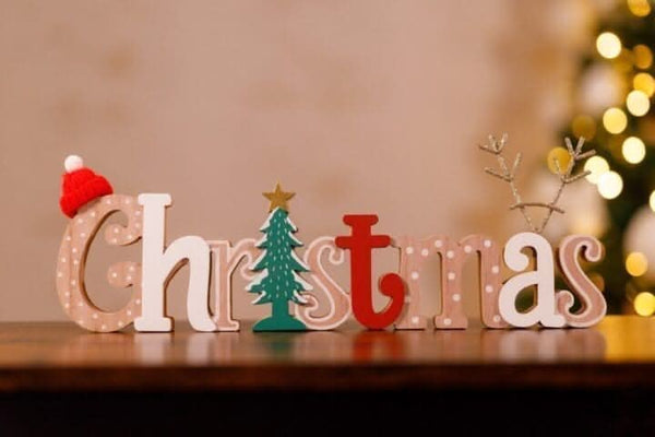 indoor-wooden-christmas-sign-decor-tree-antlers