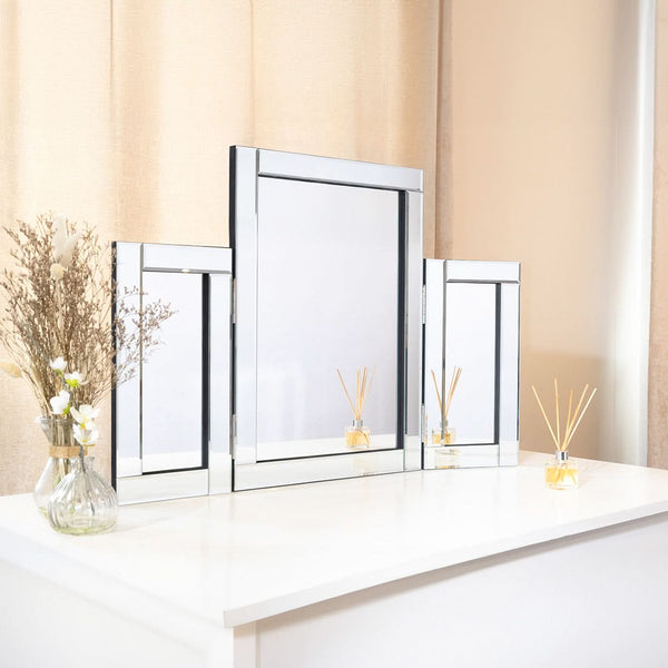 Tri fold makeup mirror with adjustable side panels
