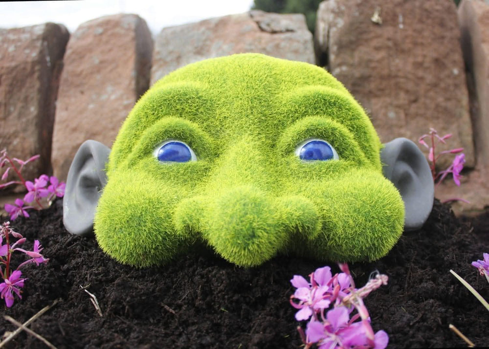Resin hedge peeker garden ornament with grass effect