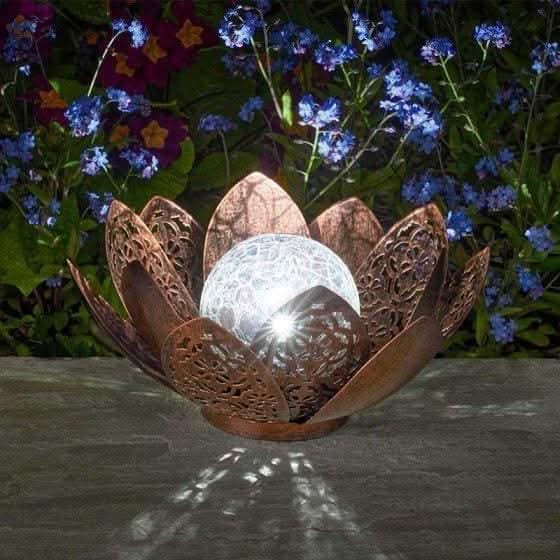 Solar damasque lantern with crackle glass globe