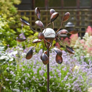 Solar garden spinner featuring illuminated crackle glass globe