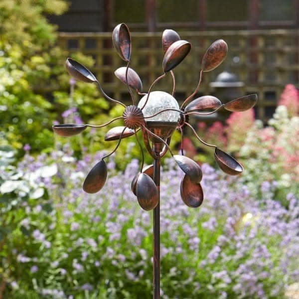 Solar garden spinner featuring illuminated crackle glass globe