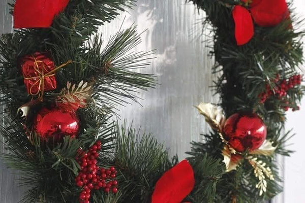 stunning-red-and-gold-christmas-wreath-decoration