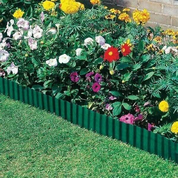 Decorative plastic garden edging for outdoor landscaping