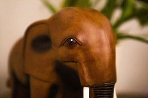 Resin elephant garden ornament measuring 28 x 28 x 14cm