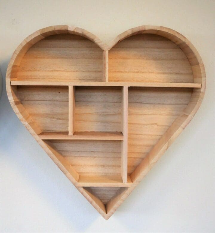 elegant-heart-shaped-shelf-with-6-compartments