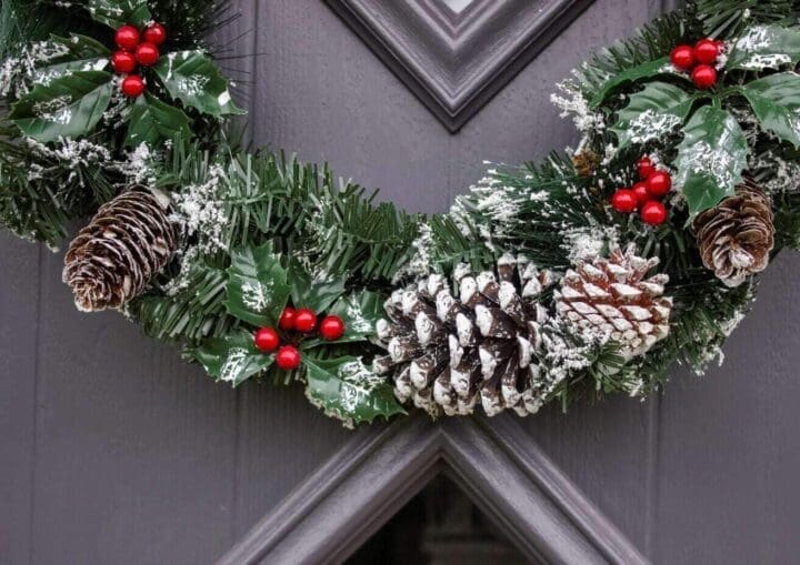 stunning-snow-topped-christmas-wreath-decoration-50cm