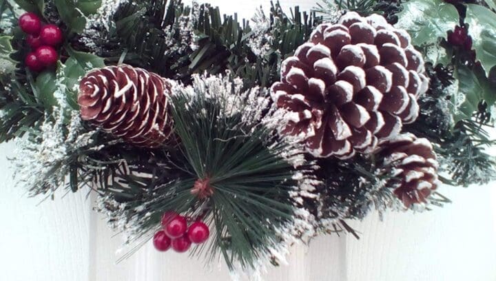 stunning-snow-topped-christmas-wreath-decoration-50cm
