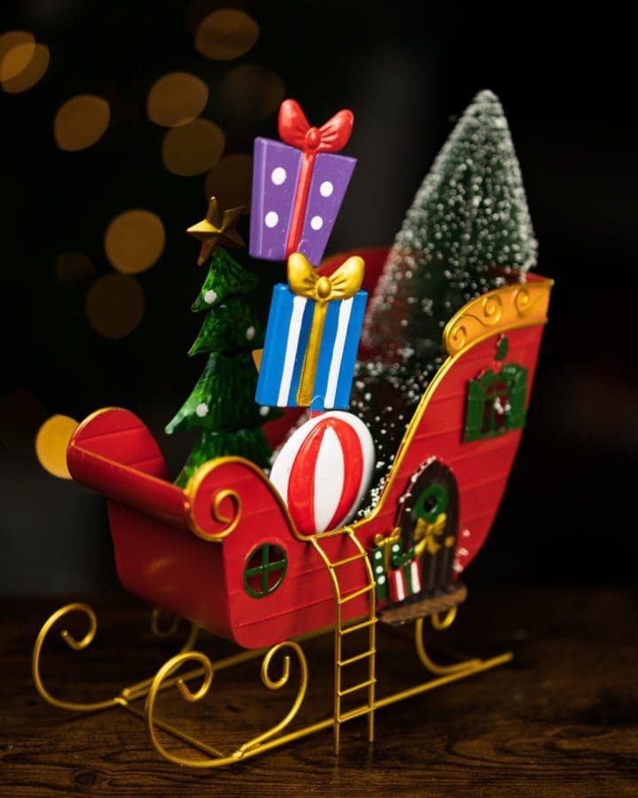 charming-christmas-santa-sleigh-decoration-metal