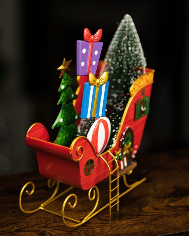 charming-christmas-santa-sleigh-decoration-metal
