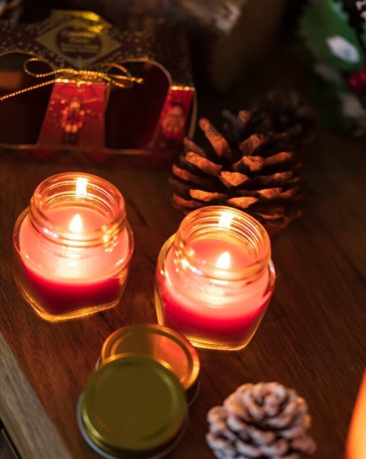 festive-scented-candle-set-with-glass-candle-holders
