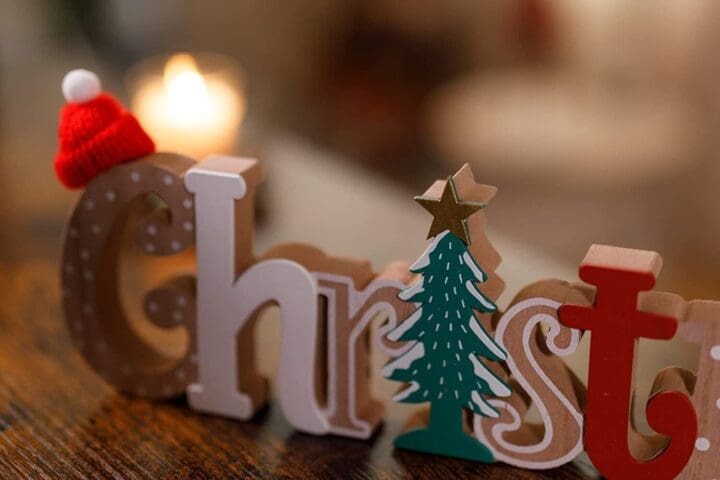 indoor-wooden-christmas-sign-decor-tree-antlers