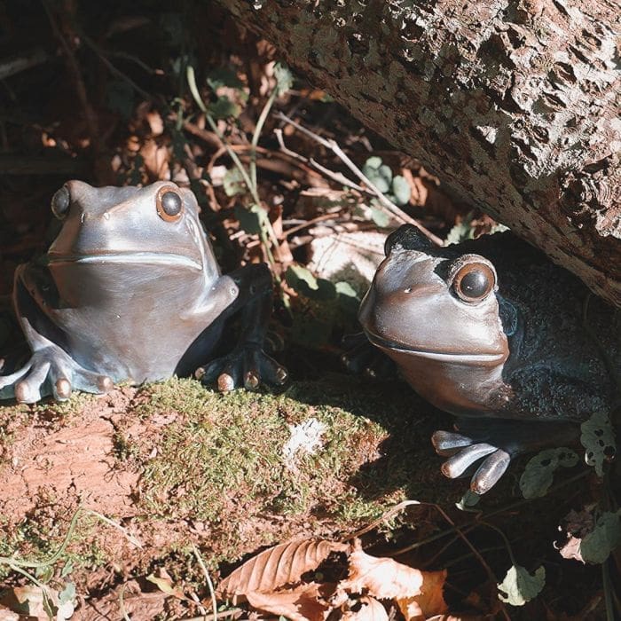 Large-Pair-Of-Sitting-Frogs-Garden-Ornaments-1-1
