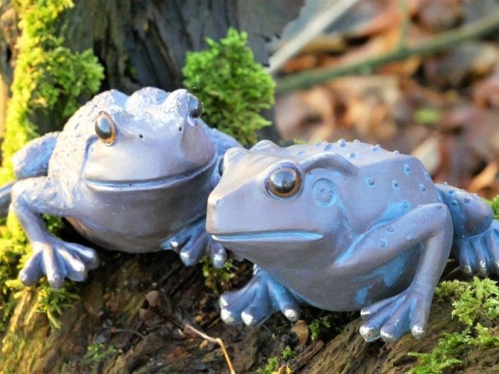 Large-Pair-Of-Sitting-Frogs-Garden-Ornaments-3-1