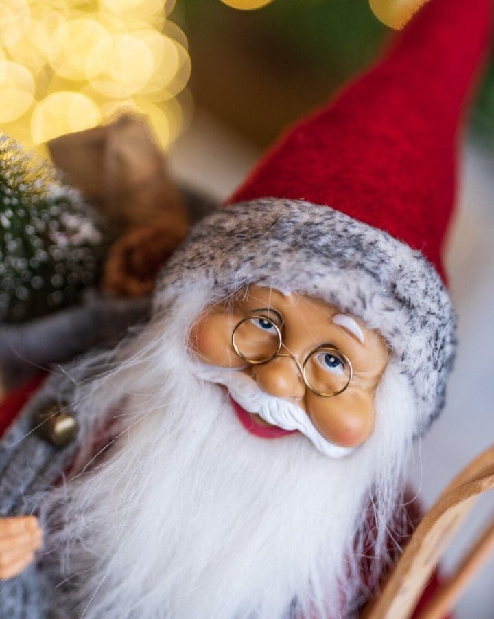 eye-catching-standing-santa-figurine-festive-decor