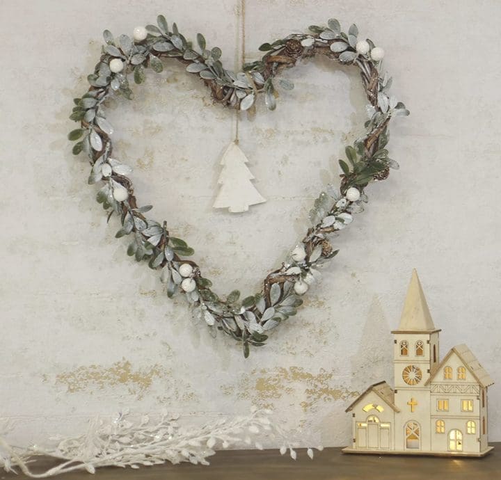 long-lasting-christmas-heart-wreath-reindeer-sage