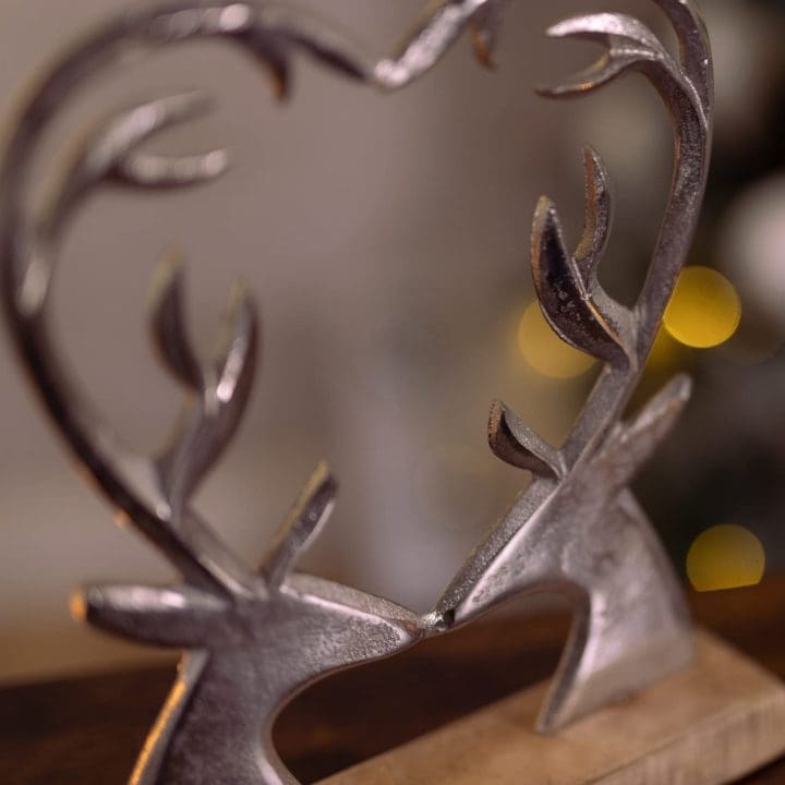 reindeer-wood-ornament-heart-on-base-silver